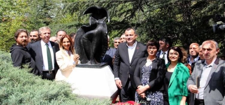 mahajansi's tweet photo. Başkent Ankara’da 100 gündür sular kesik.

CHP’li Mansur Yavaş ve Özgür Özel, bu soruna çözüm bulmak yerine sağa sola saldırıp başkalarını suçluyorlar.

Ne yapsın AK Parti? Bu sorunu da mı çözsün?

Peki sormazlar mı? Siz niye varsınız?

Heykel yapıp konser vermek için mi? https://t.co/IKFaRVEpVO