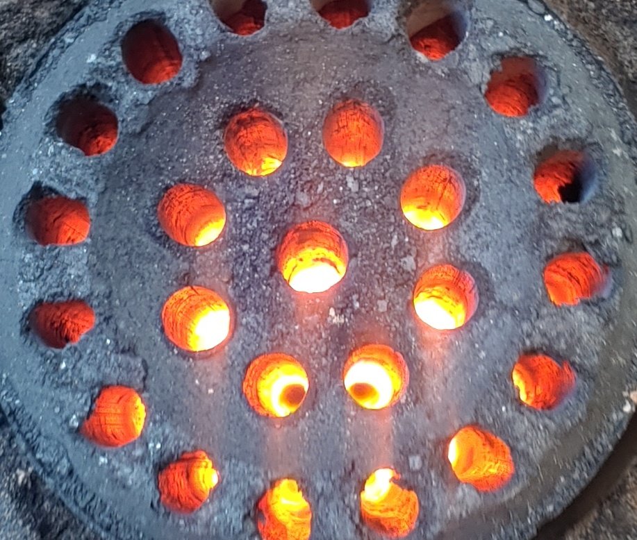 오늘 바람이 엄청 불어서 연탄불이
불구멍 막아놔도  불타오르네