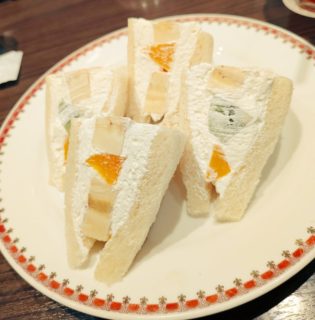 日曜日みたいな月曜日✽
美味しいものを食べて元気を出しましょうってね🍴✨️
クロックムッシュとフルーツサンド😍😋💕 
席待ちしてた時にカッコいい人いるなって思った人の隣の席になって寛げずw
でもどちらも美味しい💕💕