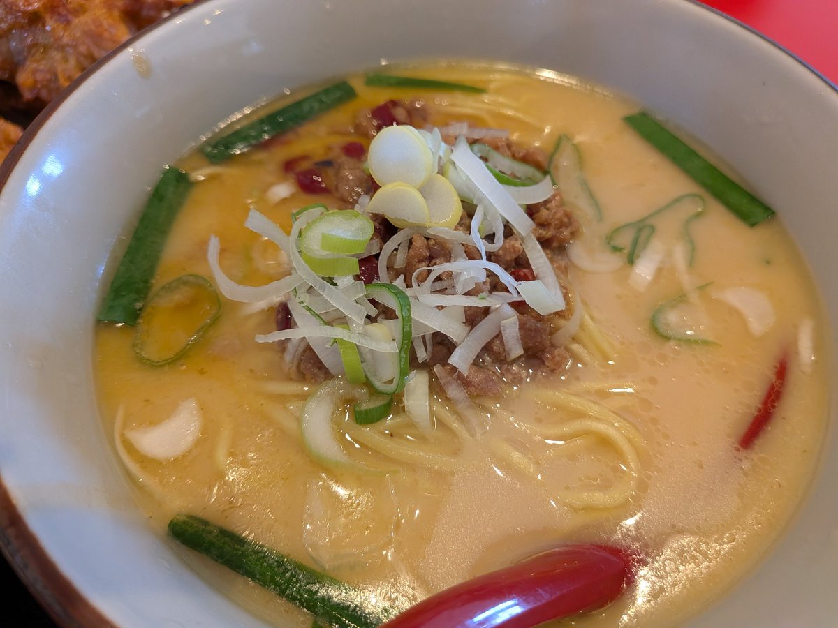 本日のお昼ご飯🍜
台湾トンコツラーメン唐揚げ定食😋
#台湾ラーメン
#唐揚げ
