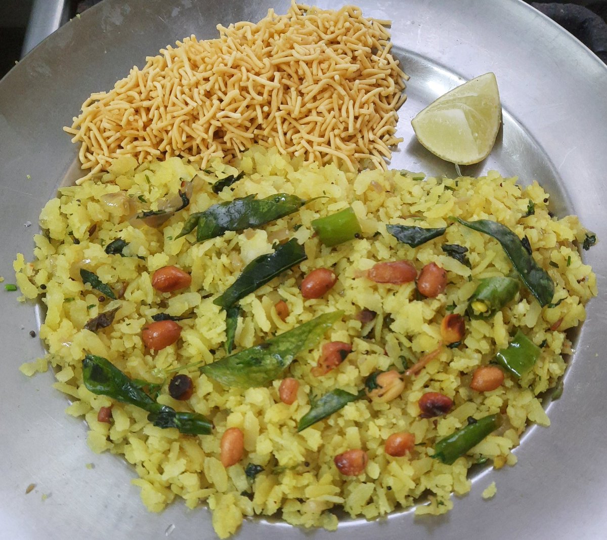 w_karve's tweet photo. #food #pohe #pune
"non-fast" small eats
pohe (poha) + shev (sev) + lemon https://t.co/sxRrI9C7zn