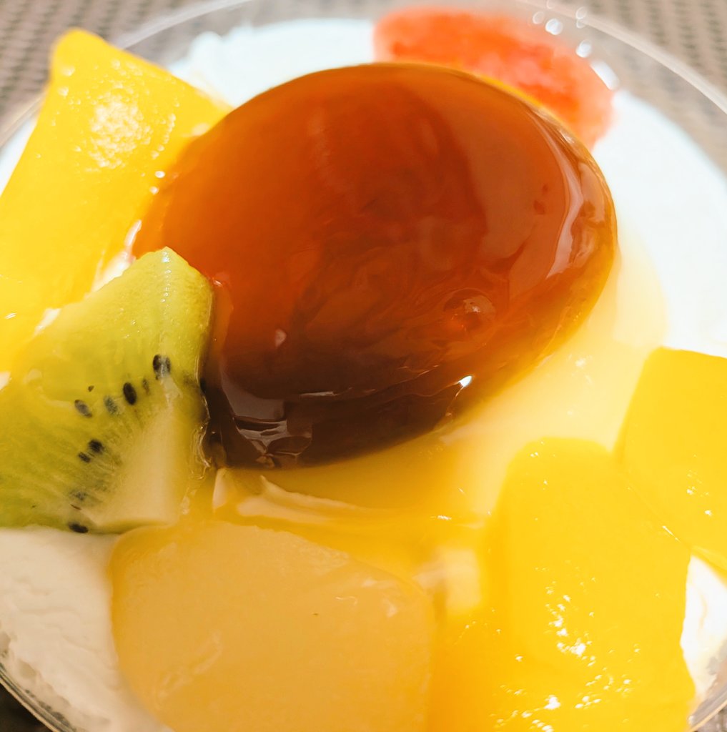 プリンアラモードおいしかった 明日からまた始まるのか 休日は眠たくて