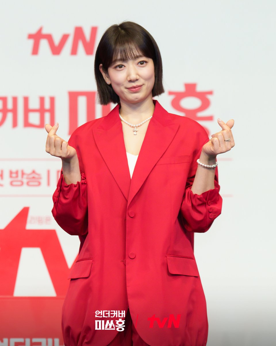 CJnDrama's tweet image. &amp;lt;언더커버 미쓰홍&amp;gt; 제작발표회 스틸 공개🌹

20살로 위장 취업한 홍금보와 함께
벌어지는 예측불가 사건들이 온다!

이번 주 주말 커밍-쑨 ι(˙◁˙ )/

레트로 오피스 코미디 &amp;lt;언더커버 미쓰홍&amp;gt;
1/17 [토] 밤 9:10 첫 방송

#tvN #언더커버미쓰홍 #UndercoverMissHong
#박신혜 #고경표 #하윤경 #조한결…