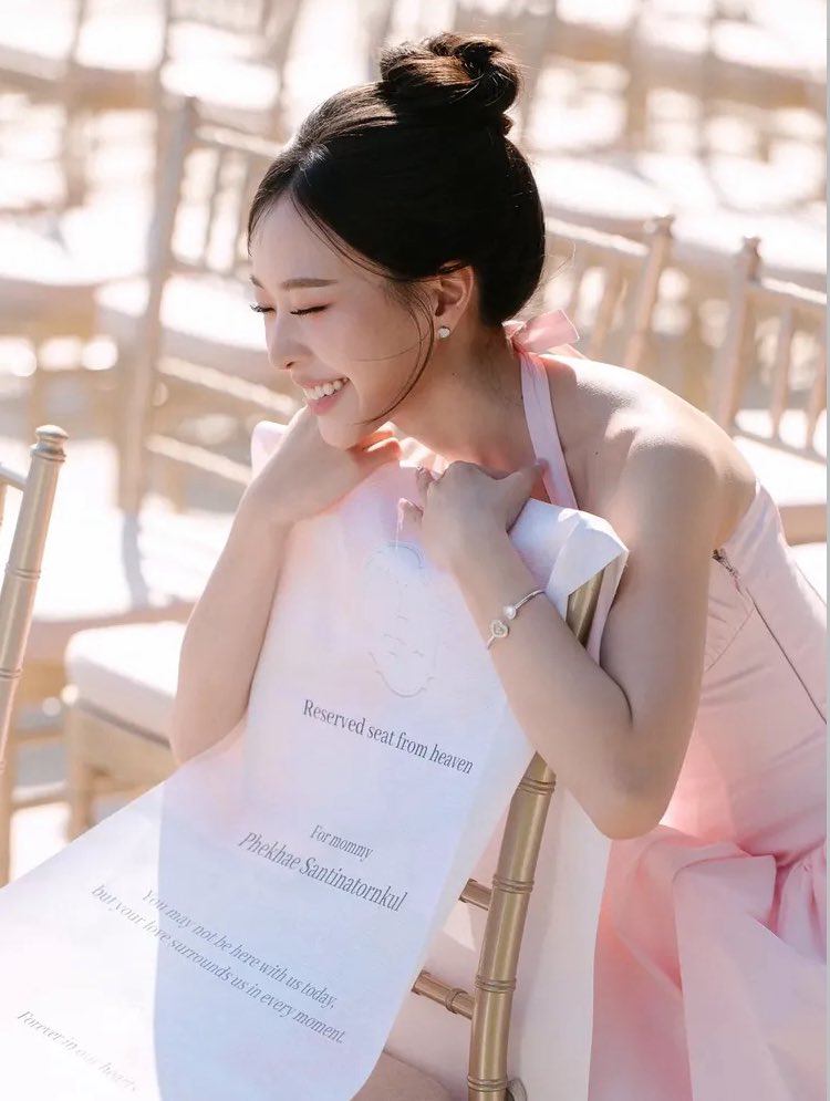 FebLine2627's tweet image. ไม่รู้ plannerหรือใครคิดซีนคุณแม่นะ ได้ผลมาก อิมแพคสุด การลงดีเทลงานนี่สุดๆจริงๆครอบครัวนี้ เก้าอี้ก็มีให้คุณแม่ พร้อมข้อความภาษาสวยงามอบอุ่นทุกอย่างมีความหมาย ดีต่อใจไปหมด ชื่นชมจริงๆ ทีมออแกไนซ์ดีมาก