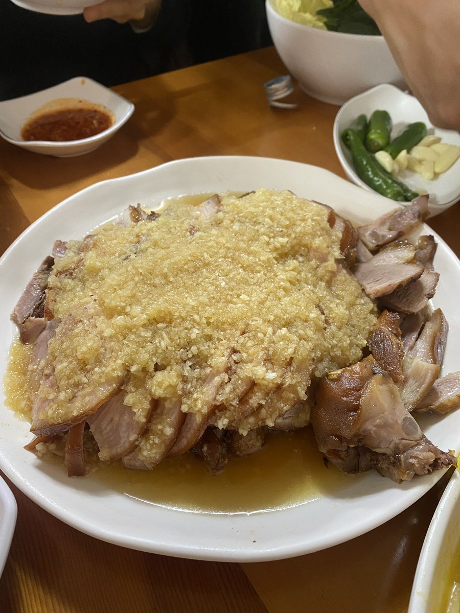 ohappy419's tweet photo. 조용했던 일상이 풍선 처럼 부풀어 올라었다 
다시 심심하게 조용한 날들이다 
흩날리는 눈 도 
그저 무심하다 

늦은 밤 까지 족발 먹으며 소주 마셔보자던  희망사항이 
이루어졌었다 https://t.co/9AFGk4tR90