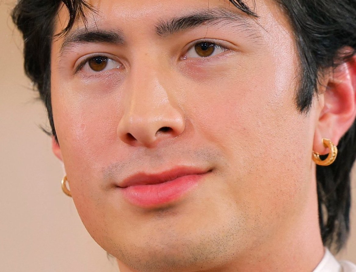 sinieshtanishki's tweet image. damn not a pore in sight