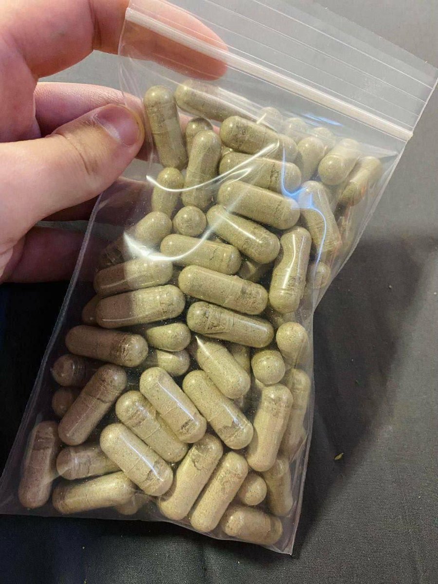 Rlovedirection's tweet image. 🍄 Microdose Shroom Caps🍄 
White golden teachers shrooms - dried &amp;amp; pre packaged in capsules for microdosing.

0.2g in each cap 21 caps in a tub so 4.2g total of shrooms per pack.

A quick google search will show all the benefits of microdosing shrooms.