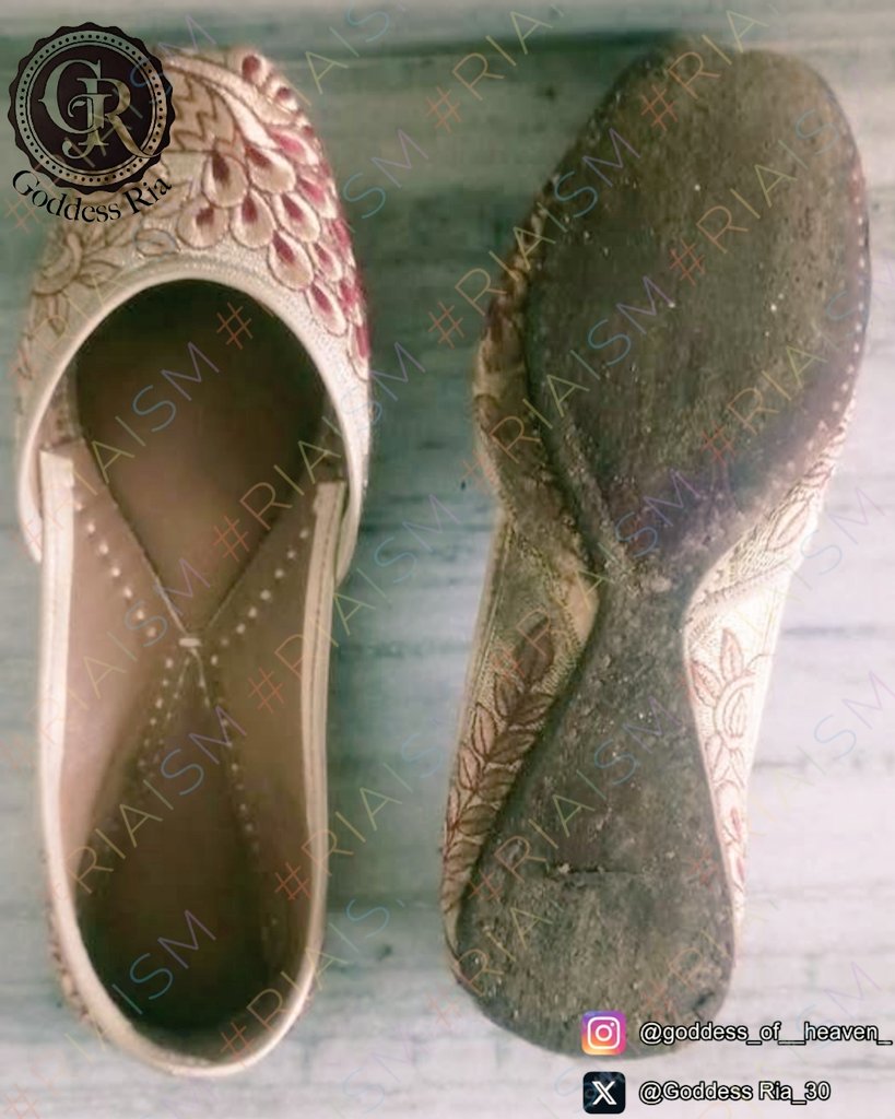 GoddessRia_30's tweet photo. Monday Motivation ✨
Two pairs. One standard.
Which one do you choose—
the calm authority that moves quietly(home sliders),
or the elegance that carries stories beneath it (Juttis)?
#MondayMotivation  #GoddessEnergy  #HolyFootwear  #GoddessRia #Riaism #QueenPresence https://t.co/8EwIlvH0Ov