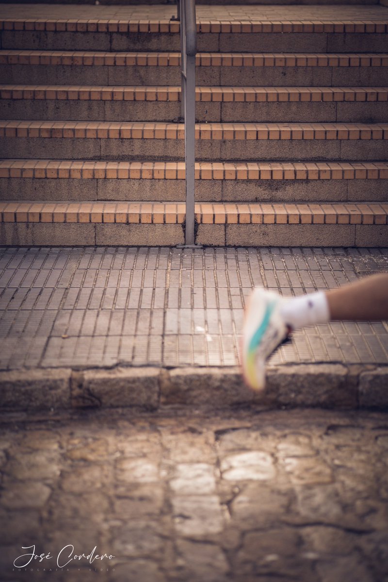 La vida está llena de contrastes: velocidad y pausa, fuerza y fragilidad. Dos ritmos distintos, diferentes direcciones. A veces correr, a veces avanzar despacio… pero siempre seguir.

@josecorderophoto 

#lebrija #fotografiadecalle #andalucia #streetphoto #streetphotography