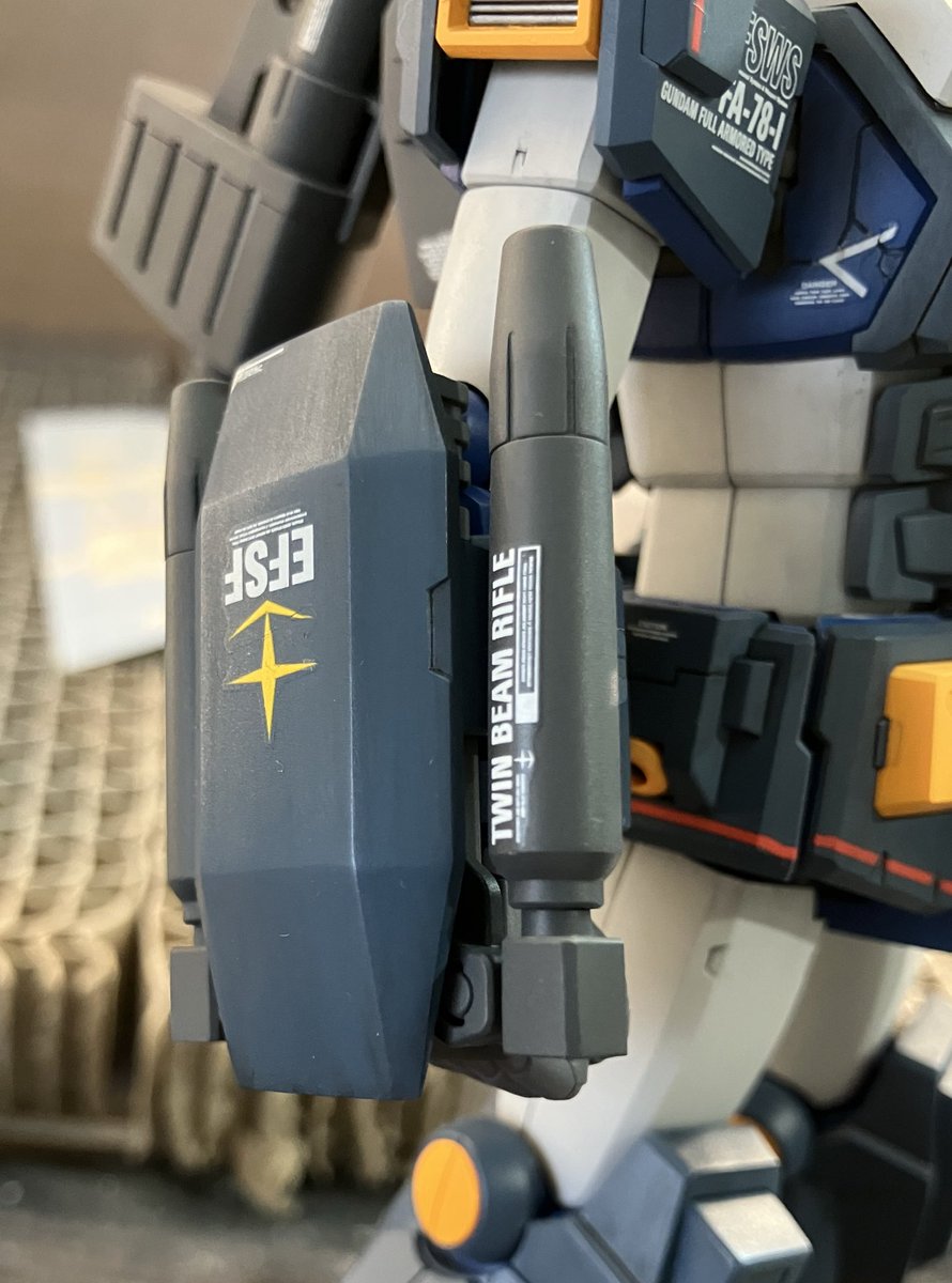 しまったーパーツの向きが逆やった！削って塗装直してデカール貼り直し確定…二歩戻る。