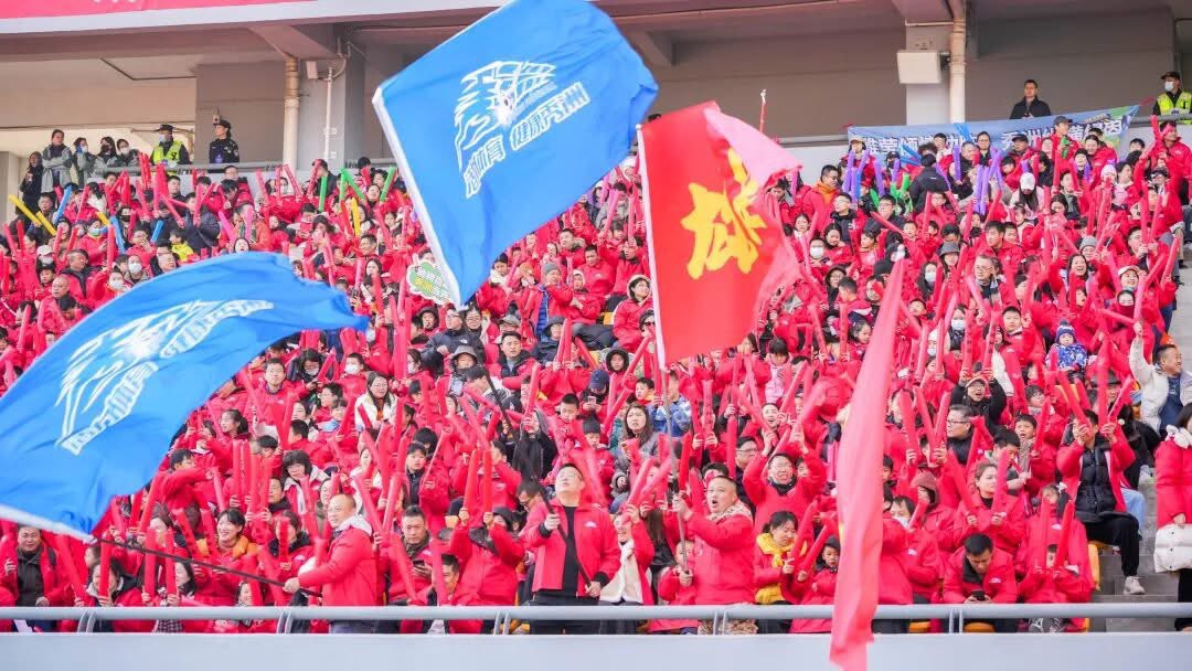 voiceofthecanal's tweet photo. The Jiaguan Cup is underway! Xiuzhou’s opening match finished 2:2, yet the roaring crowd and electric atmosphere proved that football here is all about heart and heat. 🏟️⚽
#football #sports #jiaxing #citycup #fyp https://t.co/Vr8jZ7VOgl
