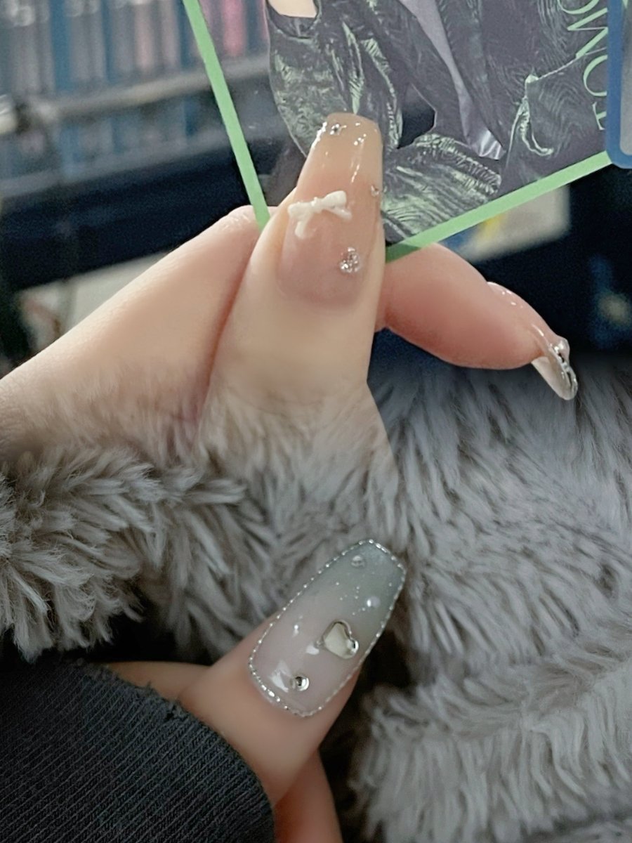 chu_4ll's tweet photo. 親指に小さめパーツを点々と置くのかわいすぎてハマった😻 https://t.co/s2zxII1ZNj