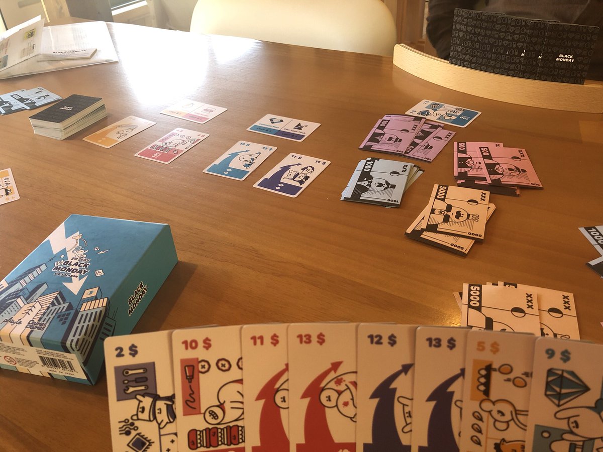 ブラックマンデー 絵は可愛いのに、ゲームは可愛くない足の引っ張り合い😅 最初の山札が尽きたら、次の山札に「ブラックマンデー」札を追加しシャッフルされるので、ほんといつ大暴落が来るかわからない  でもなぜか大暴落後最終価格で手持ち株売れる これなんと1988年発表 ...