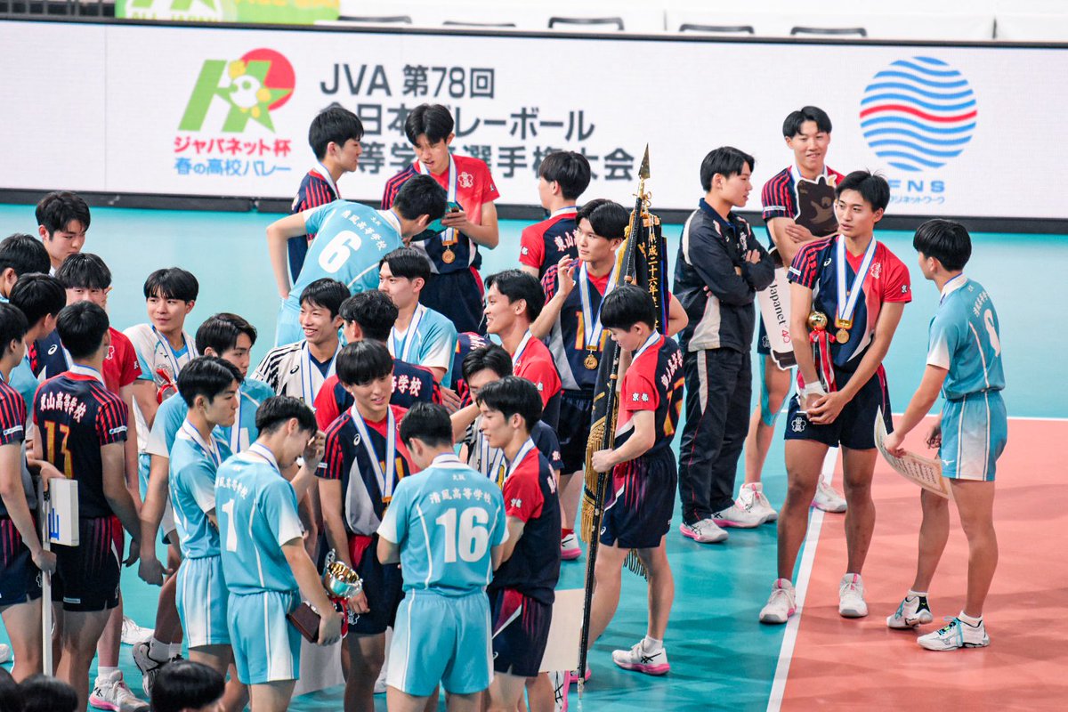 激闘を終えた後は、両チーム入り乱れて仲良さそうにお喋りしていて、いいなぁ〜としみじみしてしまう