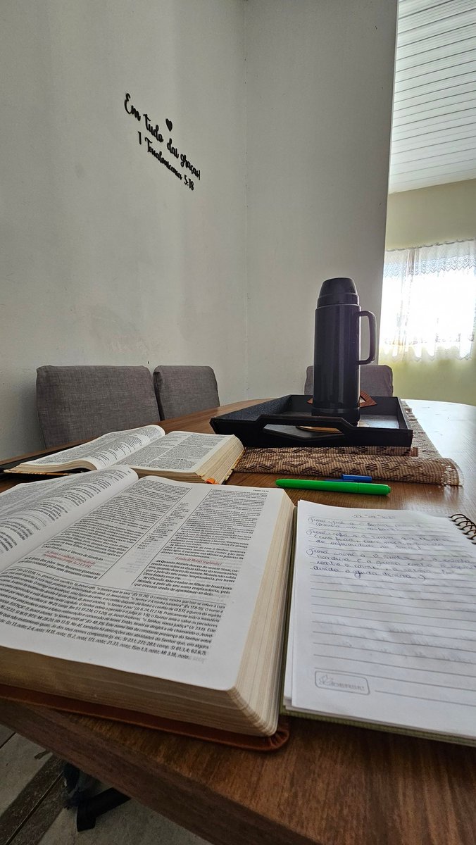 Levítico 6:12 
Enquanto isso, o fogo do altar será mantido aceso; nunca deverá se apagar. A cada manhã, o sacerdote acrescentará mais lenha ao fogo, arrumará sobre ele o holocausto e queimará nele a gordura das ofertas de paz.