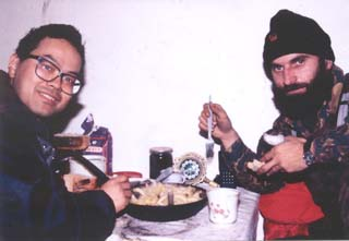 al_nyaida's tweet image. Koshiro Tanaka in Afghanistan (1980s)

Shamil (Kosuke) Tsuneoka, Muslim revert since 2000 and one of the only independent journalists who were allowed to operate inside IS territory (2010s)

Kato Kenjiro, military journalist, eating with Shamil Basayev (1990s)