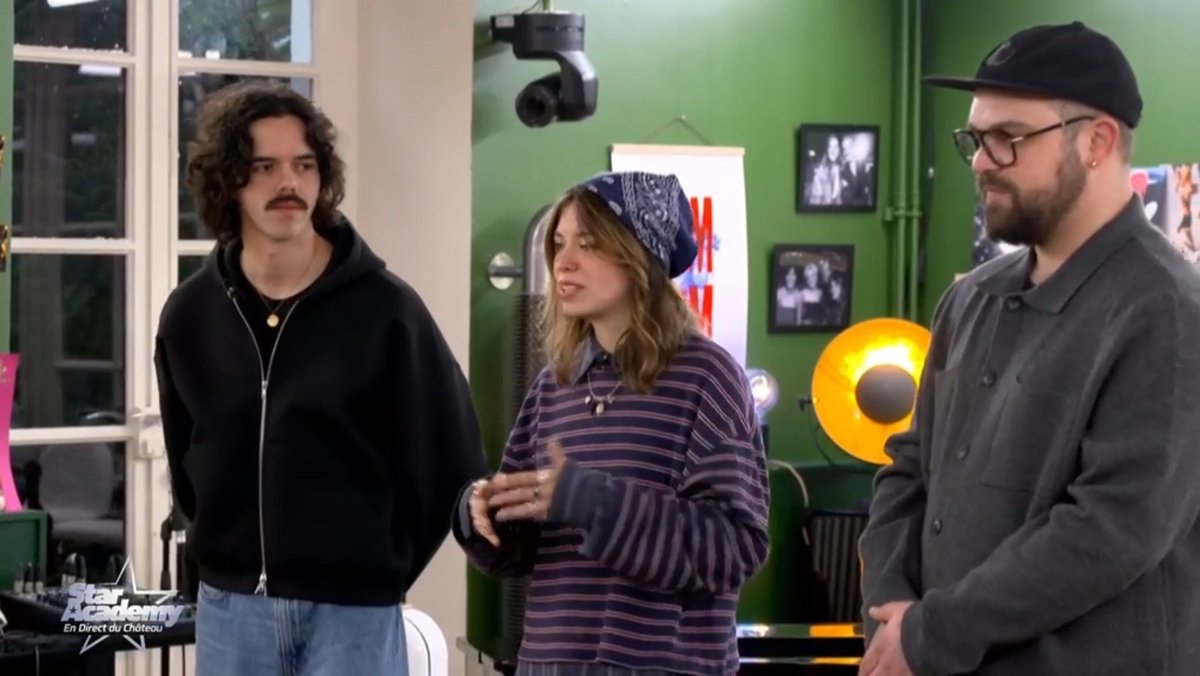 FLASH - Les auteurs/compositeurs (dont #Cenzo (❤️) de la saison 2022 de la #StarAcademy) sont au château pour aider les élèves a composer leur hymne de tournée sur le #StarAcademyleLive ! #StarAcademyLive