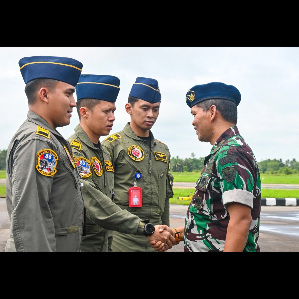 LanudSupadio's tweet photo. *Perkuat Pertahanan Udara Wilayah Barat, Komandan Lanud Supadio Sambut Kedatangan Tiga Penerbang Hawk 109/209* https://t.co/qFBVHAa8bN