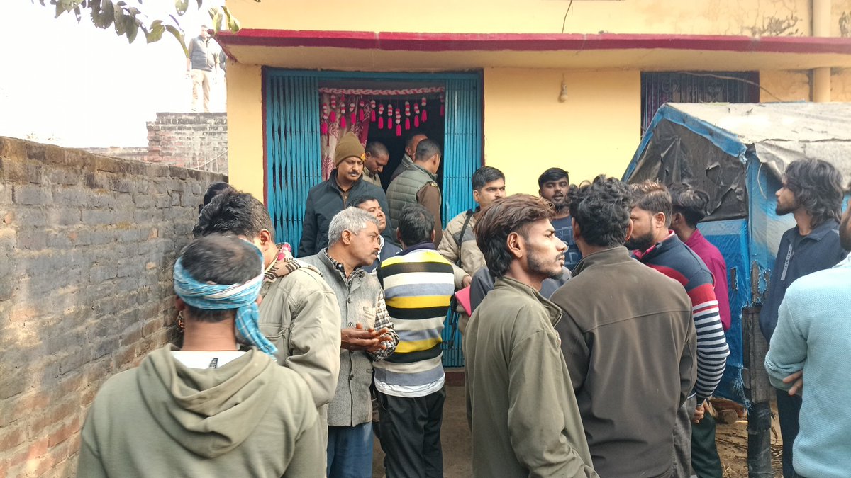 सिरफिरे बेटे ना मां और पत्नी के सिर पत्थर से कुचल कर उतारा मौत के घाट 

अहिरौली बाजार थाना क्षेत्र के परसा गांव का मामला 
<a href="/Uppolice/">UP POLICE</a> <a href="/dgpup/">DGP UP</a> <a href="/adgzonegkr/">ADG zone gorakhpur</a> <a href="/diggorakhpur/">DIG Range Gorakhpur</a> <a href="/kushinagarpol/">Kushinagar Police</a>