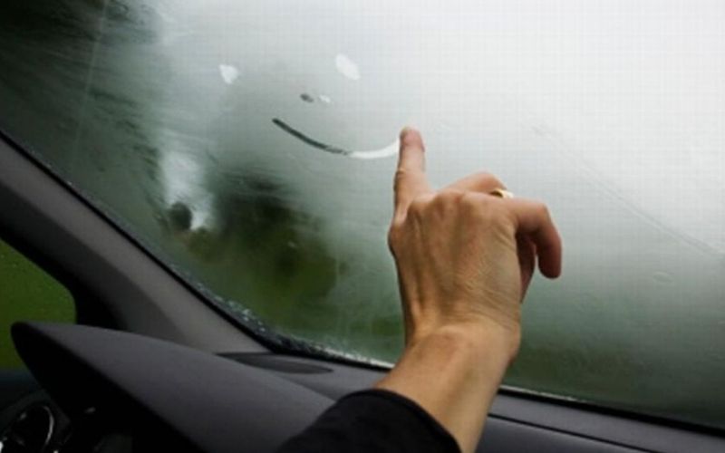 SelimZilkade's tweet photo. 🚗  KIŞ AYLARININ FELAKETİ... ARABA BUĞU YAPIYOR

ÇÖZÜMÜ BASİT
(20 saniyede buğu gidecek) 

Adım adım anlatıyorum. Kaydedin lazım olur

❄️ Önce Buğu neden olur onu anlayalım

Buğu = Nemli hava + soğuk cam

• Senin nefesin → nem
• Cam → soğuk
• Nem cama çarpınca → yoğuşma (buğu)

✅ Çözümü anlatıyorum (Adım Adım)

1️⃣ Klimayı Aç (A/C)

- AC açık olsun
- Klima havanın nemini alır
- Buğunun ana düşmanı budur.

2️⃣ En Soğuk Ayara Getir

- Soğuk hava nemi tutamaz
- Camdaki yoğuşmayı çözer

3️⃣ Fanı En Yüksek Seviyeye Al

- Hızlı hava sirkülasyonu anında sonuç verecektir

4️⃣ Hava Yönünü Ön Cama Ver

Buğu camda → soğuk hava cama gidecek

5️⃣ İç Sirkülasyonu Kapat 

- Dışarıdan kuru hava alsın
- İçerideki nemi tekrar tekrar döndürme.

🎯 Sonuç;

✔️ 5–10 saniye içinde camın açıldığını göreceksin

🔑 Kısa Özet

Buğu varken: 
❌ Motorun Isınmasını beklemene gerek yok 
❌ Rölantide dakikalarca durmana gerek yok
❌ Cam silmeye çalışmana gerek yok

✅ Klima + soğuk + yüksek fan 

🙂‍↔️Benzer içerikler için takip etmeyi unutmayın 

 #otomobil