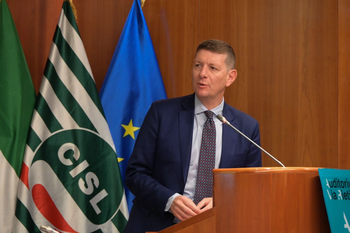 Cisl_Lazio's tweet photo. Stellantis: Intervento di Enrico Coppotelli sulla crisi dell’Automotive nella Regione Lazio.
📉 Nel 2025 produzione crollata (-27,9%). Oltre 105 giorni di fermo produttivo e personale sceso a 2.200 unità. È tempo di agire! Chiediamo certezze su nuovi modelli ed investimenti https://t.co/eBoHU5uZjO
