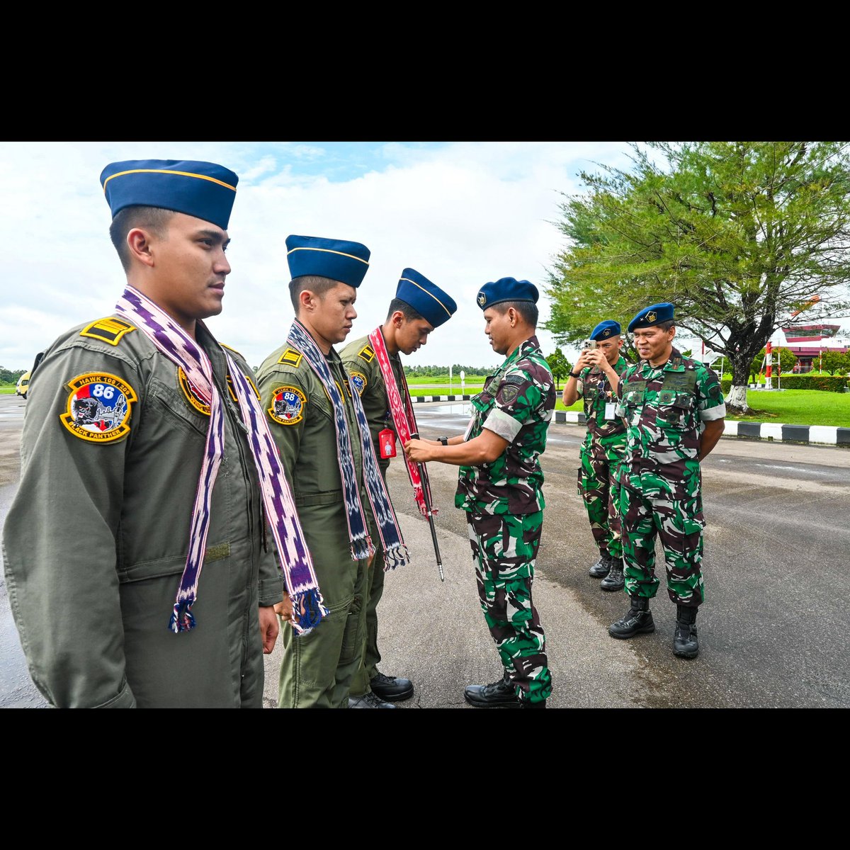 LanudSupadio's tweet photo. *Perkuat Pertahanan Udara Wilayah Barat, Komandan Lanud Supadio Sambut Kedatangan Tiga Penerbang Hawk 109/209* https://t.co/qFBVHAa8bN