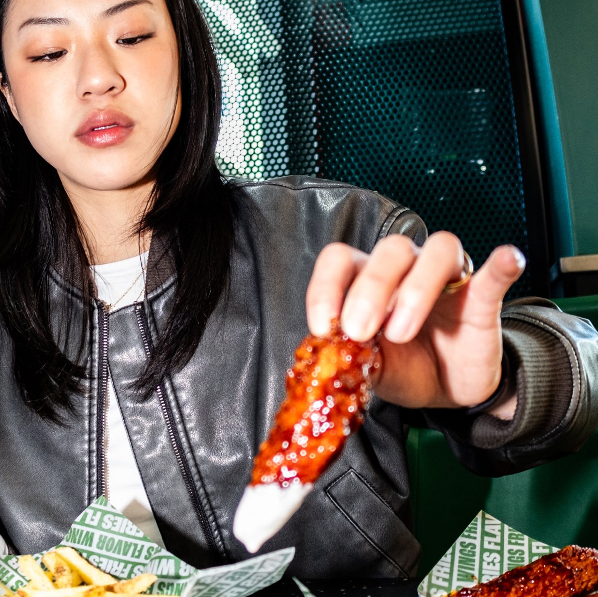 WingstopTH's tweet photo. รวม 3 รสเด็ดสาย #ไม่เผ็ด แต่เข้มข้น ลงตัวสุดๆ ลองเถอะเชื่อไอ! 🤩
.
🍗 Hickory BBQ หวานกลมกล่อม หอมรมควัน 
🍋 Lemon Pepper เปรี้ยวสดชื่น รสยอดนิยม! 
🧄 Garlic Parmesan หอมมันชีสฉ่ำๆ ทานง่าย
.
รสไหนน่าอีทสุด กระซิบบอกไอหน่อย! 👇
.
#WingstopTH #BRINGTHEFLAVOUR https://t.co/CSqduNxGK9