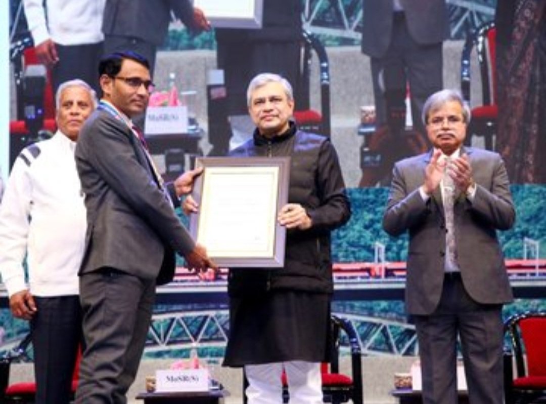 माननीय रेल मंत्री श्री अश्विनी वैष्णव ने 09 जनवरी,2026 को नई दिल्ली में आयोजित एक समारोह में भगवान सहाय मीना/CTI/मथुरा छावनी को रेल सेवा में उनके असाधारण योगदान के लिए प्रतिष्ठित 70वें अति विशिष्ट रेल सेवा पुरस्कार 2025 प्रदान कर सम्मानित किया।
#AtiVishishtRailSevaPuraskar2025
