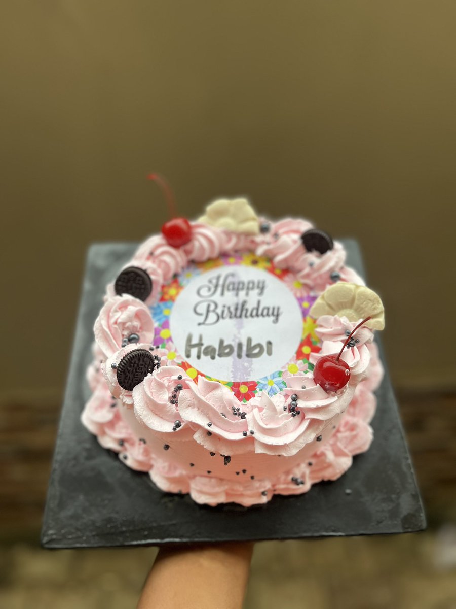 Mini cake series

Size 7”1 layer
Flavor: red velvet 
Frosting: whipped cream 
Price: 28,500 naira only 

Delivered to Orchid Road

Please RT🙏