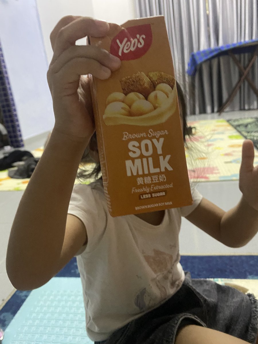 twtbttrfly's tweet photo. Kalau soya brown sugar ni memang sedap ! Wajib kena ada stock kat rumah tauu. Dah laa kurang manis refreshing pulak tuu. Suka ! Sekarang kena berebut pulak dengan anak. Yihh. #Yeosmy https://t.co/JoL6W9hhpQ