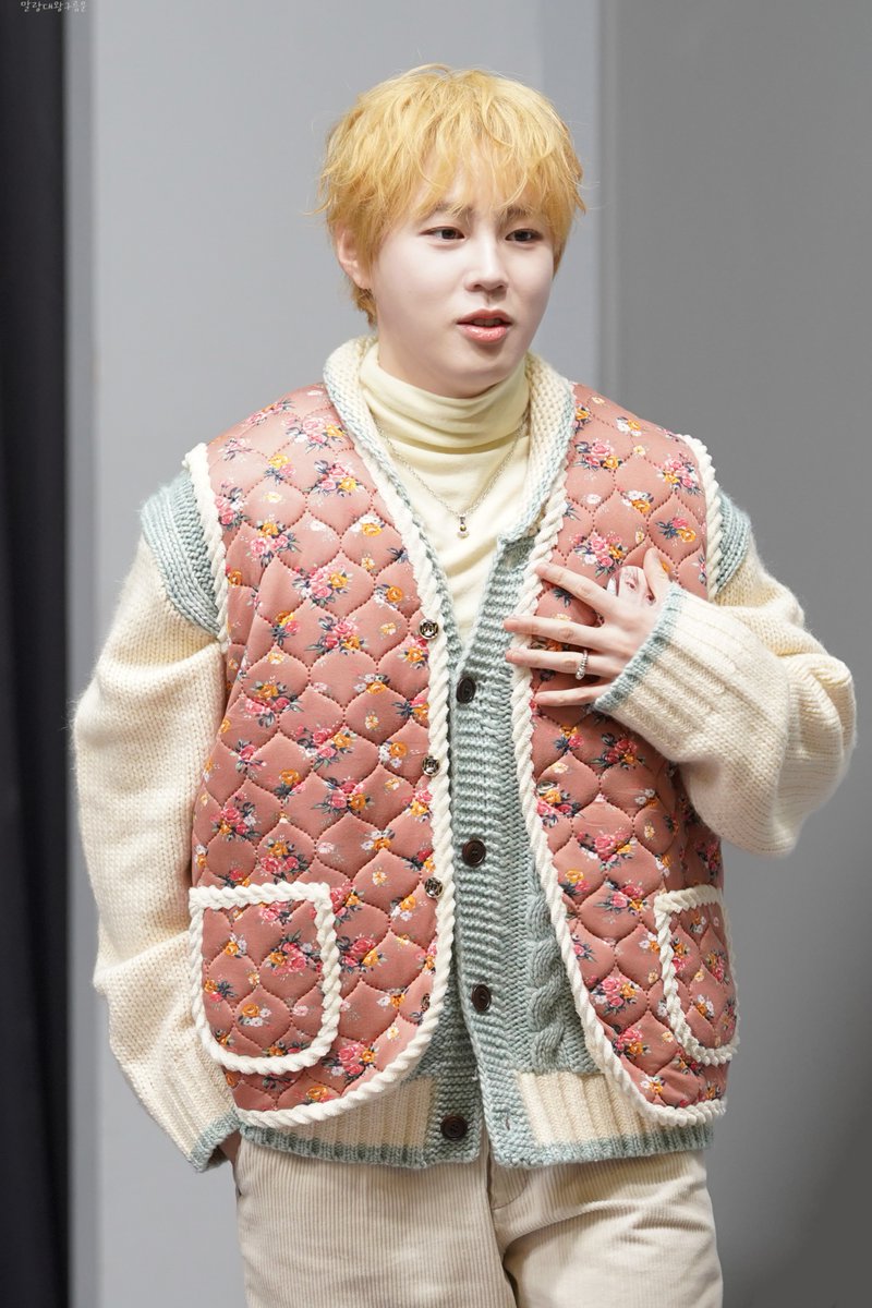 ayh0618's tweet image. 260111 위드뮤 하성운 
김장조끼 모델🥰
#하성운 #HASUNGWOON