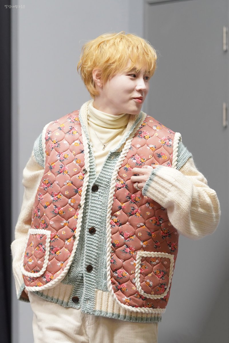 ayh0618's tweet image. 260111 위드뮤 하성운 
김장조끼 모델🥰
#하성운 #HASUNGWOON