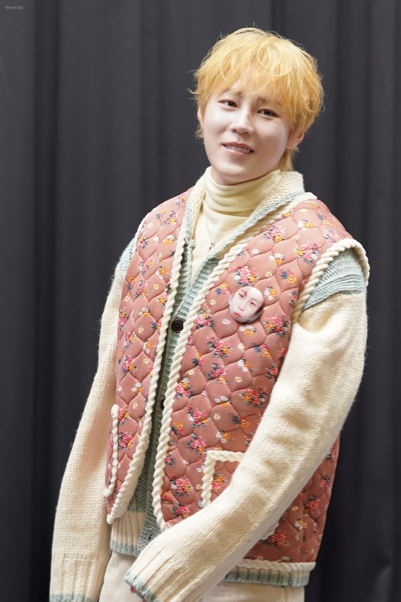 ayh0618's tweet image. 260111 위드뮤 하성운 
김장조끼 모델🥰
#하성운 #HASUNGWOON