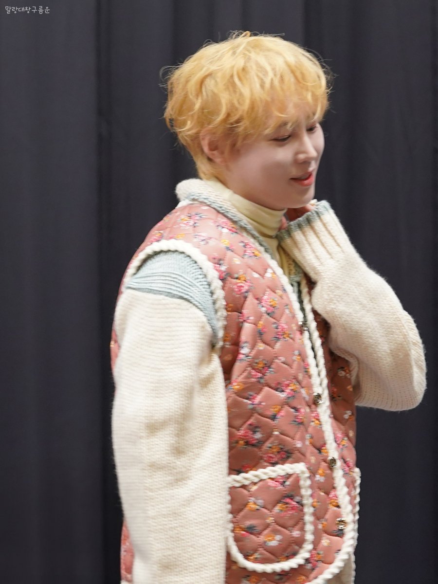 ayh0618's tweet image. 260111 위드뮤 하성운 
김장조끼 모델🥰
#하성운 #HASUNGWOON