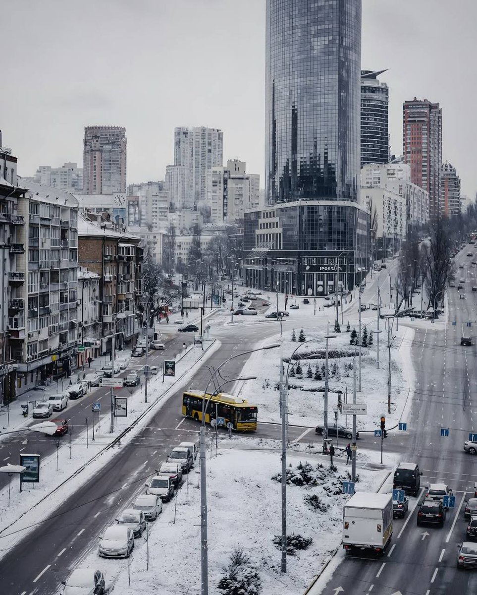 NAFOvoyager's tweet image. Kyiv stands. Defiant. Proud — despite the cold and the darkness.

Outside, it’s −13 °C. The fourth day without heating. Inside, it’s already +11 °C. Over a thousand apartment buildings across Kyiv are still in the same state. We’re here. We’re not going anywhere.

This is not…