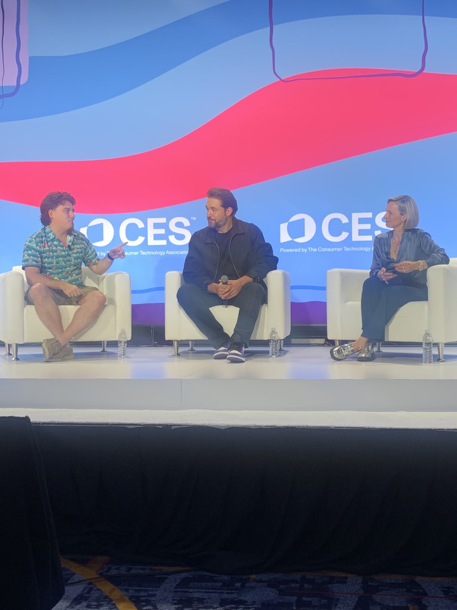 bingeclock's tweet photo. @alexisohanian @PalmerLuckey Fantastic talk by both @alexisohanian and @PalmerLuckey. I was fortunate enough to get a front-row seat. Definitely the highlight of CES for me this year. And first thing I did when I got home Saturday? Hooked up my N64 and sat down for some original Smash. https://t.co/G3m31ohgMG