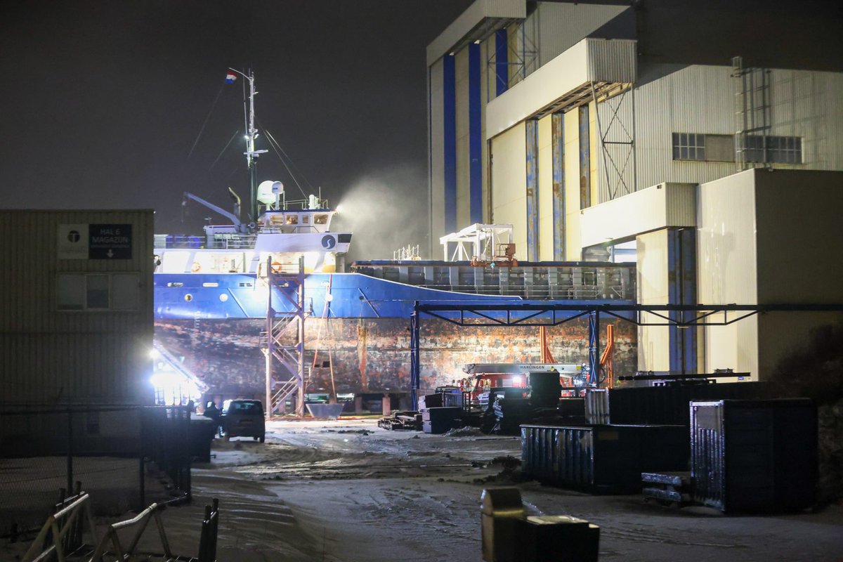 Zeer grote brand in ruim van schip Harlingen