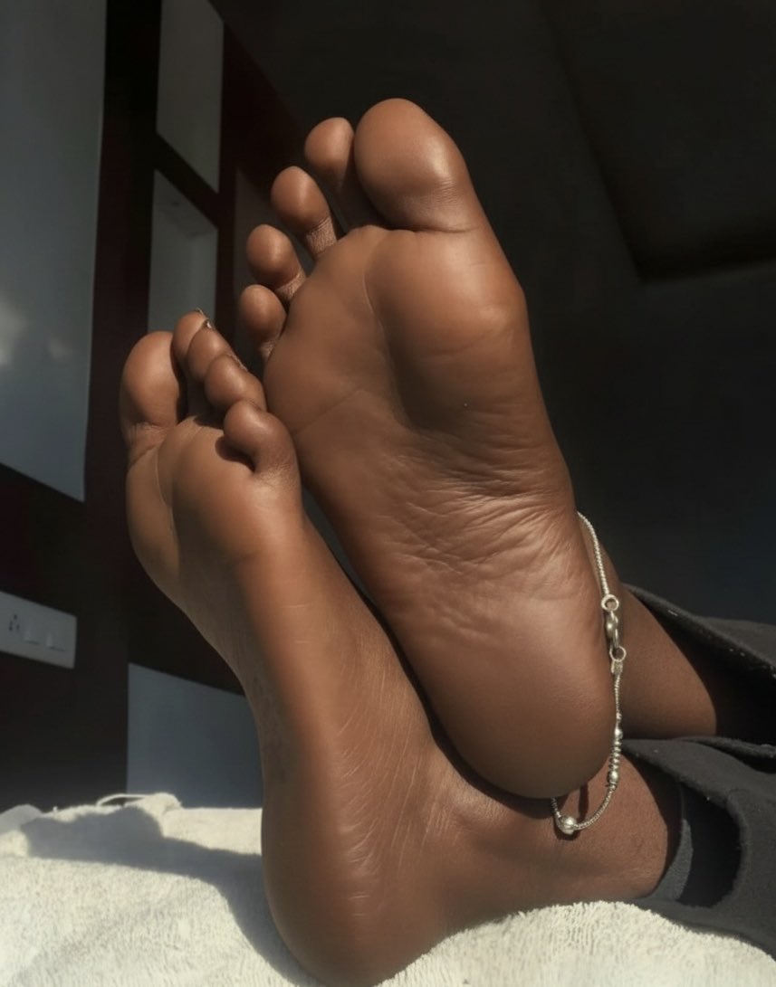GoddessKee98's tweet photo. Relax. Admire. Pay.
These soles don’t exist for free access. 💅🏽💸 https://t.co/bDovhdz4qx