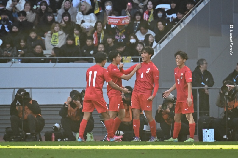 SoccerKingJP's tweet photo. ⚽️試合結果🏫
神村学園が史上6校目の“夏冬2冠”達成！　鹿島学園を下して選手権初優勝…日高元は大会通算7点目
https://t.co/fUwnec84UC

🗣️編集部より
「神村学園は前半に日高元と堀ノ口瑛太がネットを揺らし、後半ATには佐々木悠太がダメ押し弾。鹿島学園を3－0で下し初優勝を決めました」 https://t.co/RYWZxgnnXQ