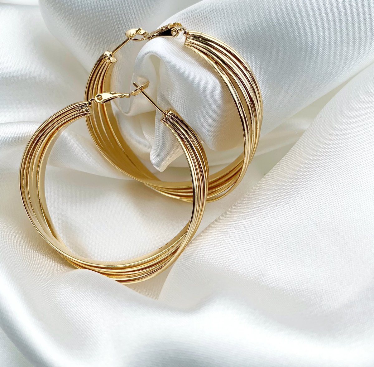 Hoops have a way of making an entrance 

Price: ₦8,000
Location: Abuja