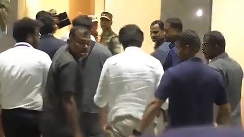 Bacteria_Offl's tweet image. பாத்தோமே 41 பேரு செத்துட்டாங்க பதில் சொல்லுன்னு ப்ரஸ்காரன் கேக்கும் போது திரும்பி கூட பாக்காம ஓடின தில்ல, கெத்த...