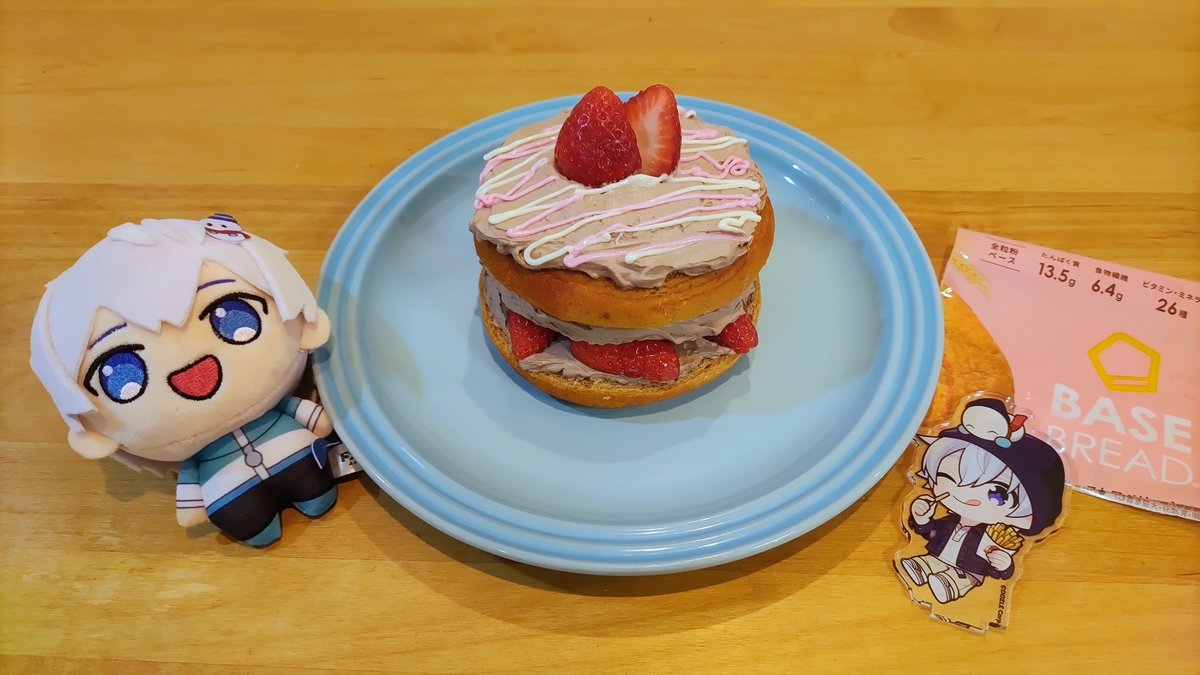 maru16y's tweet image. ラスト1のストロベリー味でイチゴ、チョコクリーム、アーモンドダイスを挟んでケーキ風に🍰
何度やってもうまくいかないチョコペンをかけて🙄

意外にさっぱりだけどボリュームありました✨😚ごちそうさまでした😋🙌

#見るかもわからん
#BASEBREAD