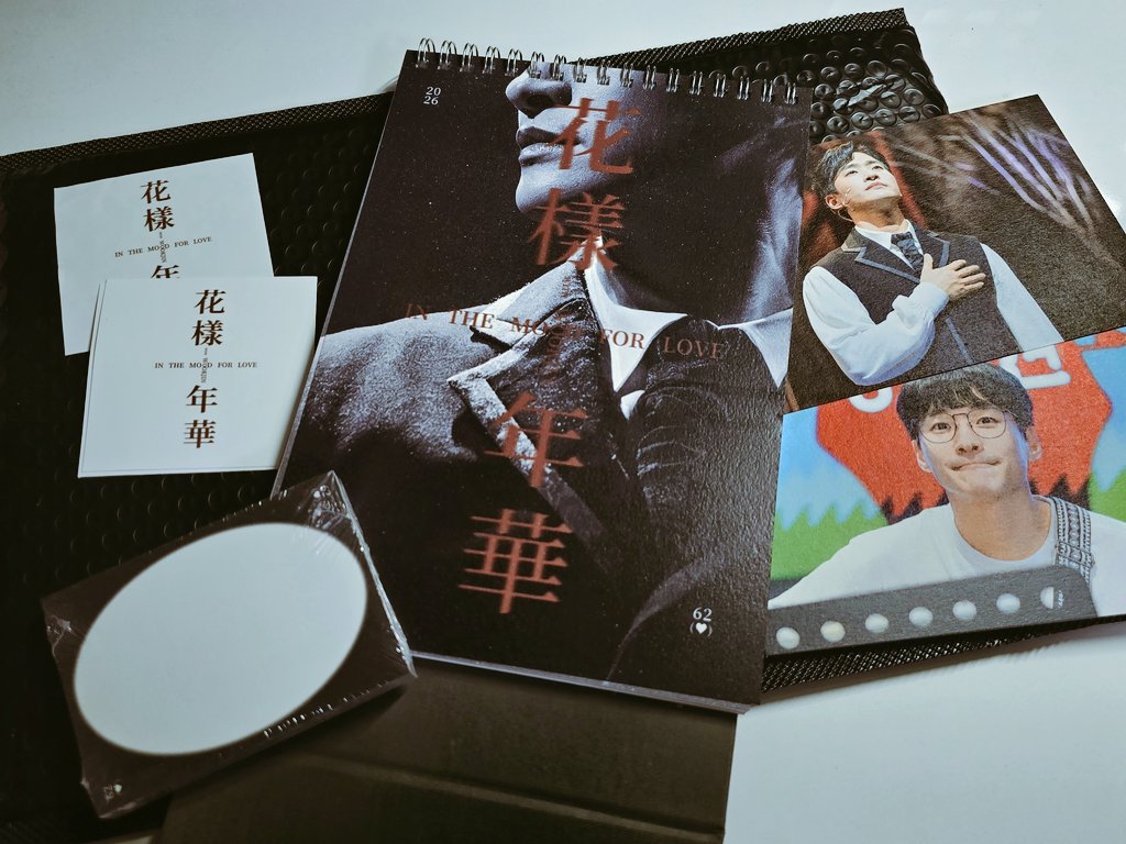 에버글로우님 달력을 늘 사다가 이번에 타이밍이 안 좋아서 못사고 슬퍼했더니 운 좋게 알티추첨으로 받았어요😳 깜찍이 웃찌가 익숙한 저에게 성큼 다가온 멋쟁이간지짱 웃찌가 새로워서 넘 행복해요 ^///^♡ 
사실 구매한게 아니라 달력만 받을 줄 알았는데 너무 많이 챙겨주셔서 정말감동감사...♡