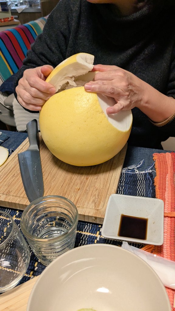 manami's tweet photo. 新年会に現れた晩白柚の妖精。ぜんぶ剥いてくれてありがとう。晩白柚を持ってきてくれた人もありがとう。おいしくいただきました。 https://t.co/Ews2vTlGRX