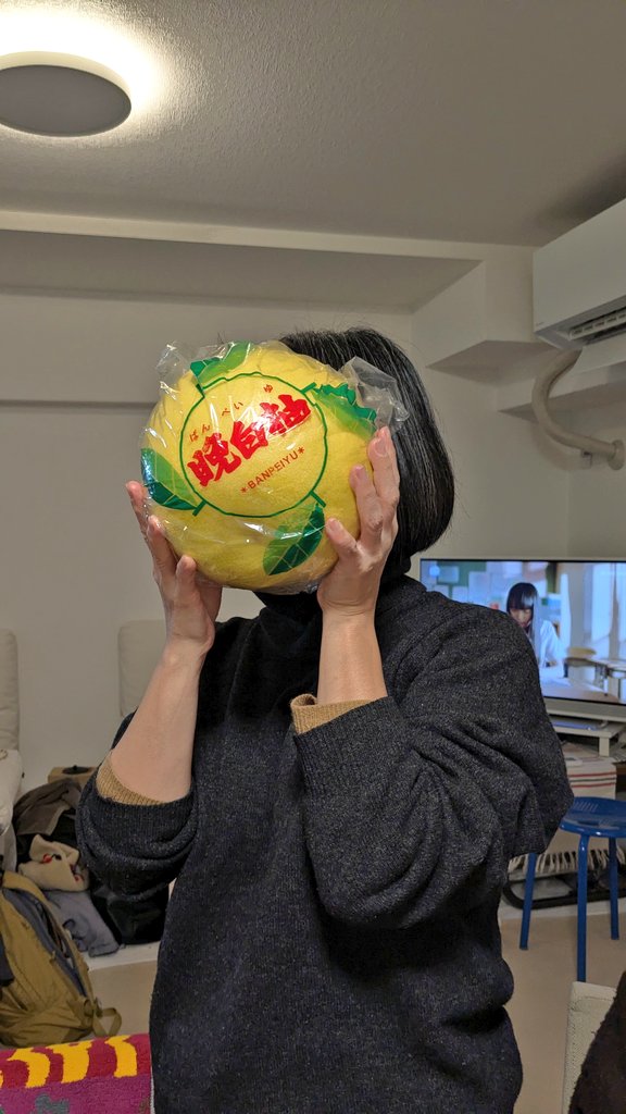 manami's tweet photo. 新年会に現れた晩白柚の妖精。ぜんぶ剥いてくれてありがとう。晩白柚を持ってきてくれた人もありがとう。おいしくいただきました。 https://t.co/Ews2vTlGRX