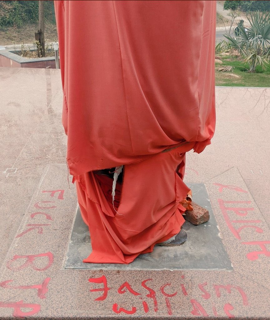 FabulasGuy's tweet image. Your supporters did this with his statue in JNU.