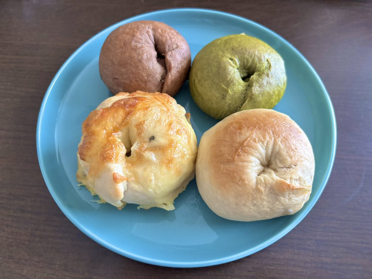 【今日のベーグル🥯】
左上 チョコ(プロテイン入り💪🏻)
右上 抹茶&amp;ホワイトチョコ
左下 ウィンナーチーズ
右下 🆕くるみメープル

メープルシュガーがあったからメープル味に初挑戦！
美味しかったけどもう少しメープル強めにしてもよさそう👍🏻
最近パン作りが楽しくて仕方ないぜ🤗
