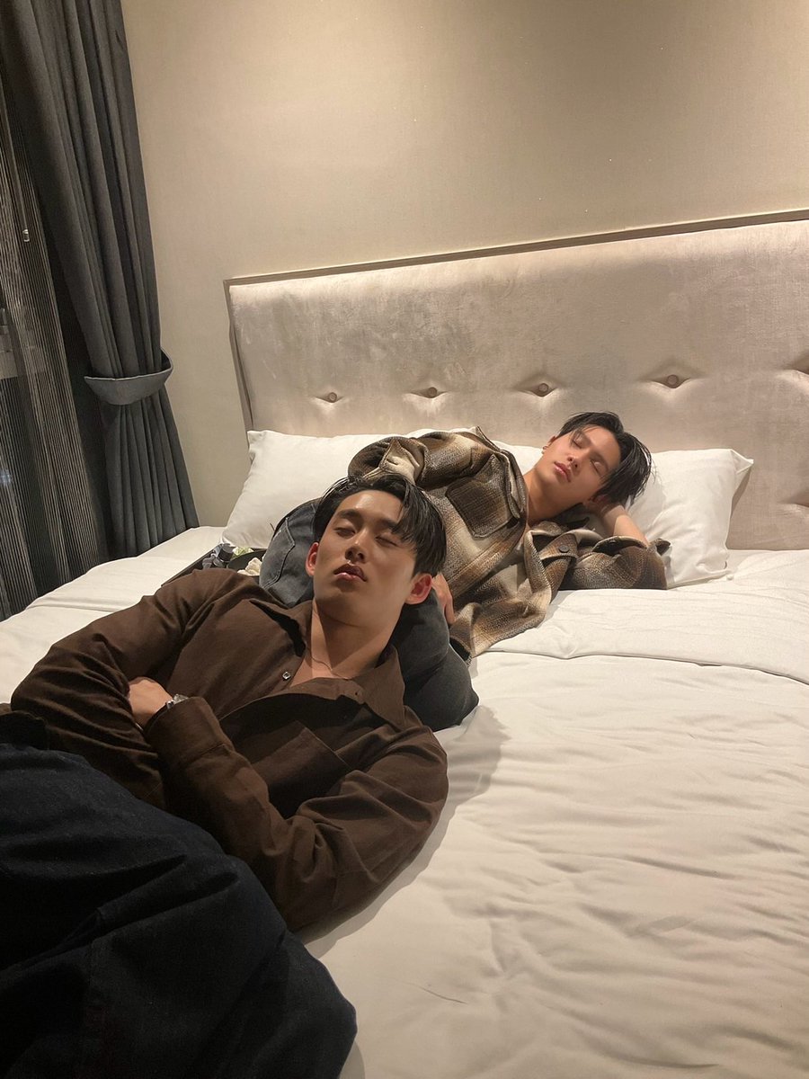 JprangPattana's tweet image. วันถ่าย demo จำได้ว่ายุ่งมากจนไม่ได้จับมือถือ แต่หันไปอีกทีเจอภาพนี้  เอ็นดูวววว ขอบคุณสำหรับเสียงตอบรับ demo นะคะ ฝาก support เด็กๆ และนักแสดงทุกคนนะคะ 🙏❤️  #YouManiacSeries