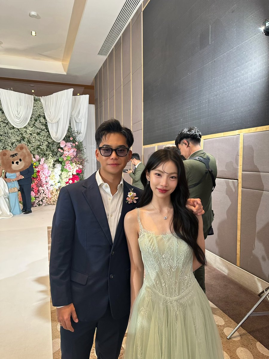 ไปงานแต่งเพื่อนชอบชุดตัวเองมาก แต่ยังไม่ทันได้ถ่ายรูปดีๆทำ🍷หกใส่ชุดตัวเอง กับรองเท้าเหลือข้างเดียว