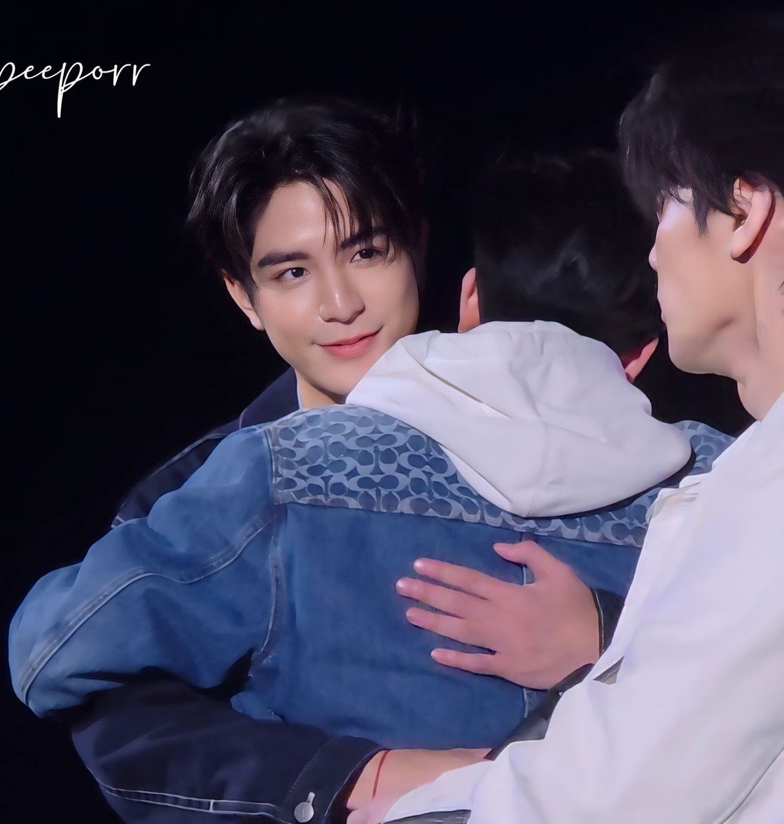 SurfjavaM's tweet image. မောင်ချစ်တဲ့ဘယ်သူကိုမဆို jajaချစ်ပေးနိုင်ပါတယ် Thai version 
@Keen_aquarium05
@seakeen_myanmar

LAST EPISODE OF H2H 

#H2HseriesFinalEP